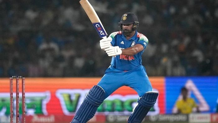 কটকে হাজার ওয়াটের আলো জ্বালালেন রোহিত শর্মা, রানখরা কাটিয়ে এল শতরান