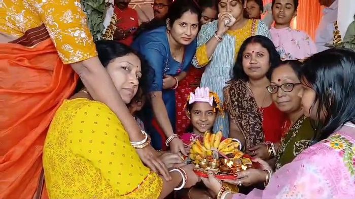 মালদায় ন’বছরের মেয়ের পৈতে দিলেন বাবা-মা