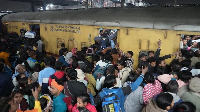 ট্রেন ধরতে কয়েকশো মানুষের ভিড়