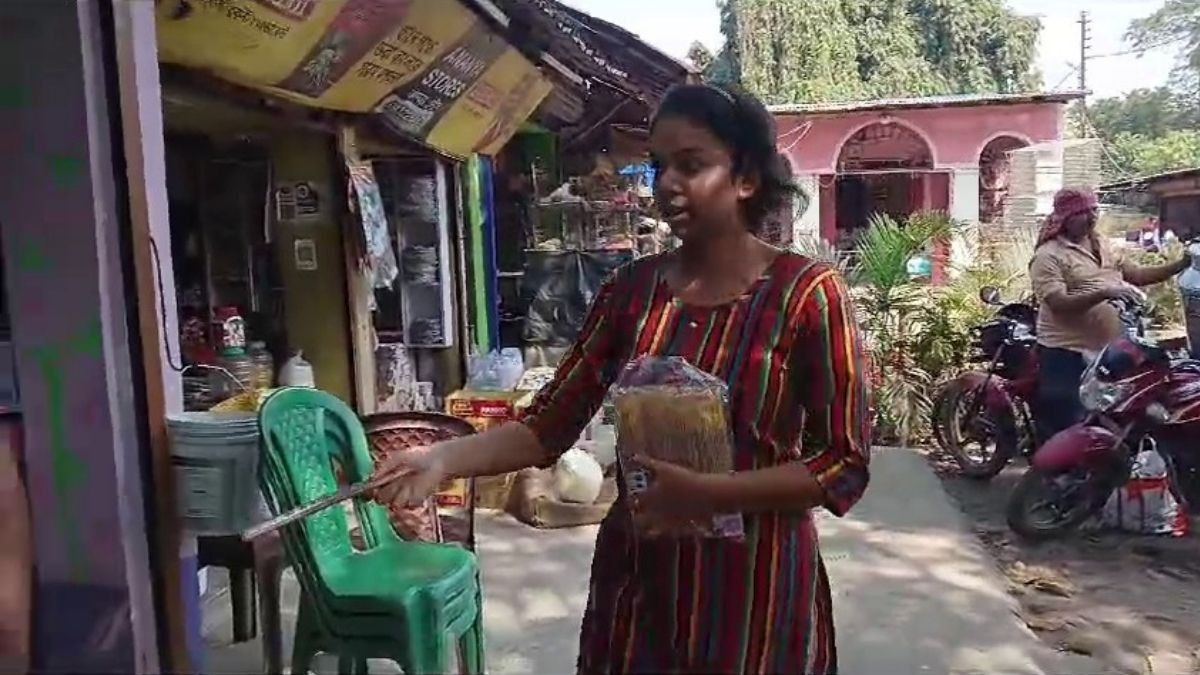 সংসারের দায়িত্ব কাঁধে নিয়েই উচ্চমাধ্যমিকের লড়াই বারাসাতের মন্দিরার