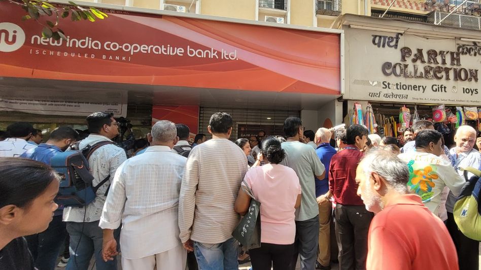 ব্যাঙ্ক দেউলিয়া হলে গ্রাহক পাবেন ৫ লাখ টাকা? তোড়জোড় শুরু কেন্দ্রের ব্যাঙ্ক দেউলিয়া হলে গ্রাহক পাবেন ৫ লাখ টাকা? তোড়জোড় শুরু কেন্দ্রের