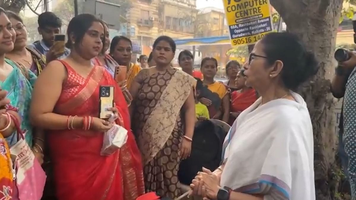 ভবানীপুরের একটি স্কুলে মমতা বন্দ্যোপাধ্যায়