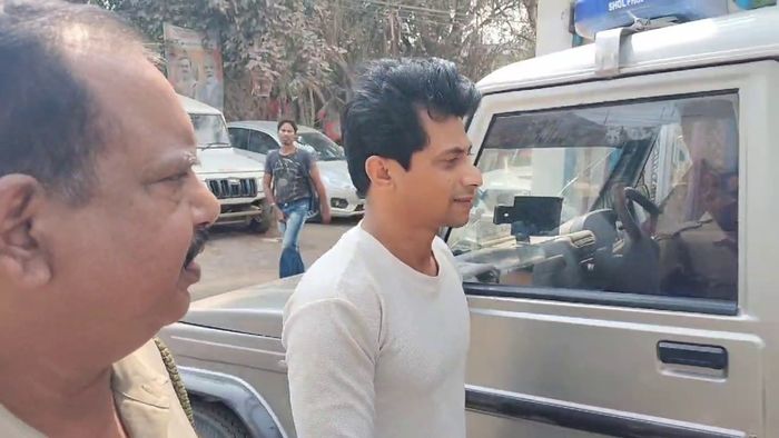 গ্রেফতার স্বামী মহম্মদ আজহারউদ্দিন