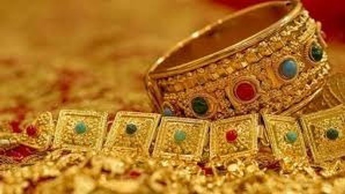 রাতারাতি ভাগ্য বদল চাইলে আলমারিতে এভাবে সোনার গয়না রাখুন