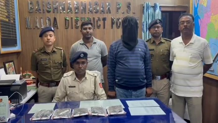 অস্ত্র সহ উদ্ধার মালদায় বাংলাদেশ সীমান্তে