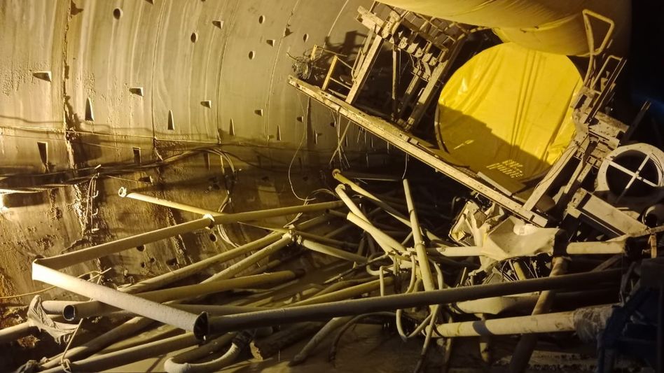 টানেলে আটকে পড়া ৮ শ্রমিক আদৌ বাঁচবেন? তেলঙ্গানায় ক্রমেই ক্ষীণ হচ্ছে আশা টানেলে আটকে পড়া ৮ শ্রমিক আদৌ বাঁচবেন? তেলঙ্গানায় ক্রমেই ক্ষীণ হচ্ছে আশা