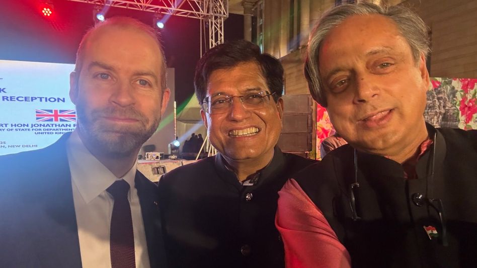 কেন্দ্রের প্রশংসায় পঞ্চমুখ শশী থারুর, পীযূষ গোয়েলের সঙ্গে সেলফিতে অস্বস্তি কংগ্রেসের কেন্দ্রের প্রশংসায় পঞ্চমুখ শশী থারুর, পীযূষ গোয়েলের সঙ্গে সেলফিতে অস্বস্তি কংগ্রেসের