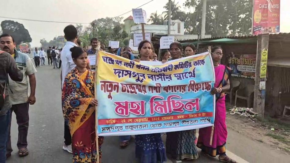 ঘাটাল মাস্টার প্ল্যানে জমি বিতর্ক? খাল কাটার বিরুদ্ধে দাসপুরে কৃষকদের বিক্ষোভ ঘাটাল মাস্টার প্ল্যানে জমি বিতর্ক? খাল কাটার বিরুদ্ধে দাসপুরে কৃষকদের বিক্ষোভ