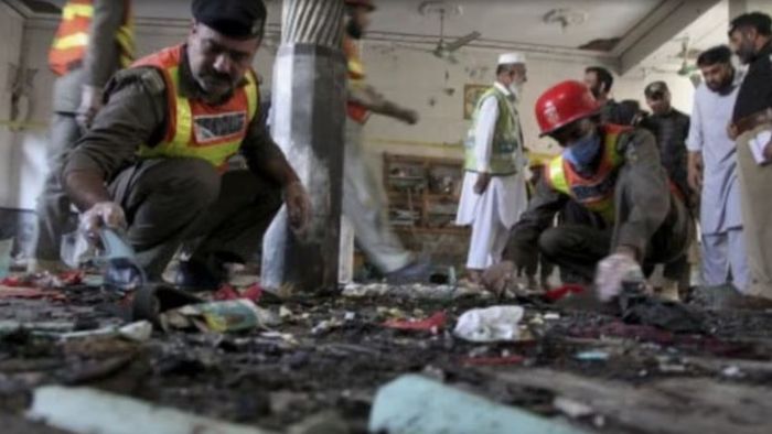 পাকিস্তানে মসজিদে আত্মঘাতী বিস্ফোরণ