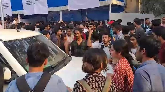 যাদবপুর বিশ্ববিদ্যালয়ে ধুন্ধুমার, শিক্ষামন্ত্রী ব্রাত্যর গাড়ি ভাঙচুর; ঘেরাও