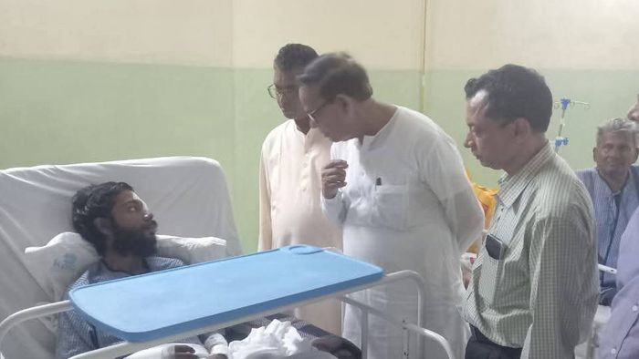 আহত ইন্দ্রানুজকে দেখতে এসেছেন মহম্মদ সেলিম।-ফাইল ছবি