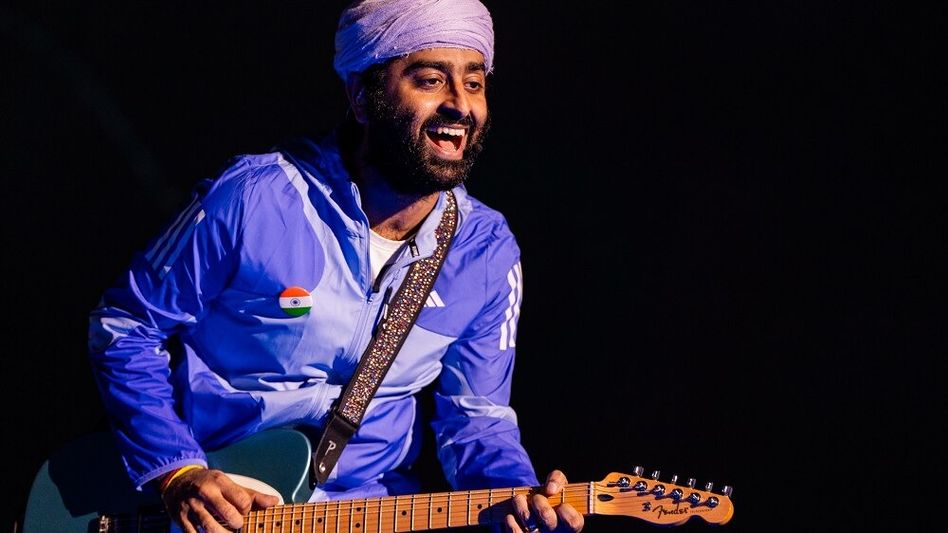 মঞ্চে গান গাইতে গাইতেই শুয়ে পড়লেন অরিজিৎ! গায়কের কাণ্ড দেখে মুগ্ধ নেটিজেনরা মঞ্চে গান গাইতে গাইতেই শুয়ে পড়লেন অরিজিৎ! গায়কের কাণ্ড দেখে মুগ্ধ নেটিজেনরা