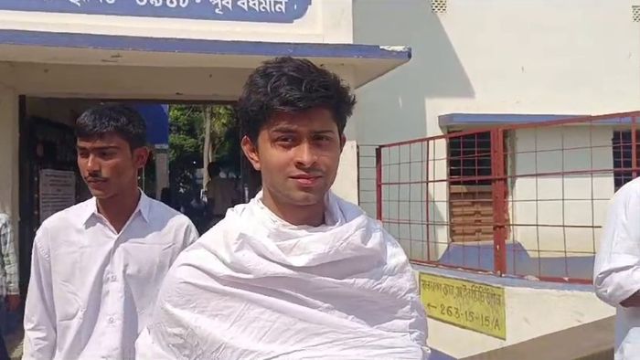 উচ্চমাধ্যমিক পরীক্ষাকেন্দ্রের বাইরে স্বর্ণাভ।