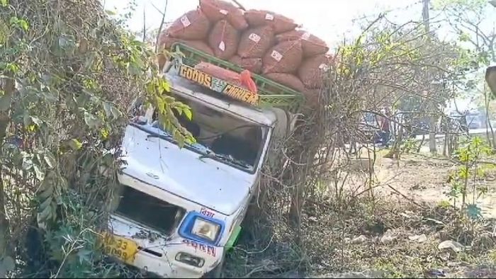 বিয়ের শোভাযাত্রায় পিকআপ ভ্যানের ধাক্কা।-ফাইল ছবি