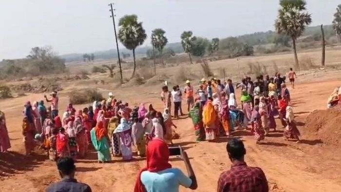 দেউচা পাঁচামির খনিতে বিক্ষোভ, কাজ বন্ধ, কয়লা কবে উঠবে? বাড়াচ্ছে উদ্বেগ