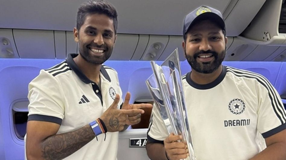 'চারটে ফাইনালে তুলেছে...' রোহিতের পাশে দাঁড়িয়ে ফাইনালের আগে কী বললেন সূর্য? 'চারটে ফাইনালে তুলেছে...' রোহিতের পাশে দাঁড়িয়ে ফাইনালের আগে কী বললেন সূর্য?