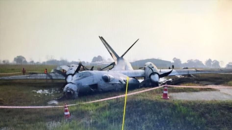 বাগডোগরায় ভেঙে পড়ল বায়ুসেনার বিমান, অল্পের জন্য প্রাণে বাঁচলেন ক্রু মেম্বাররা