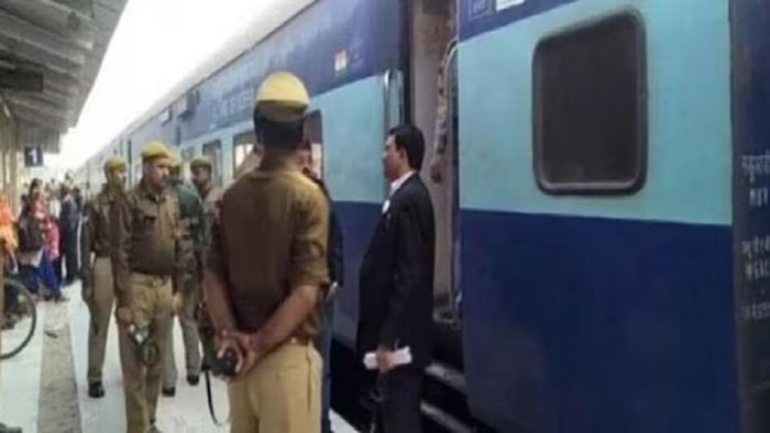 অযোধ্যা এক্সপ্রেসের শৌচাগারে লেখা “চারবাগ স্টেশনে উড়িয়ে দেব” ঘিরে বোমাতঙ্ক