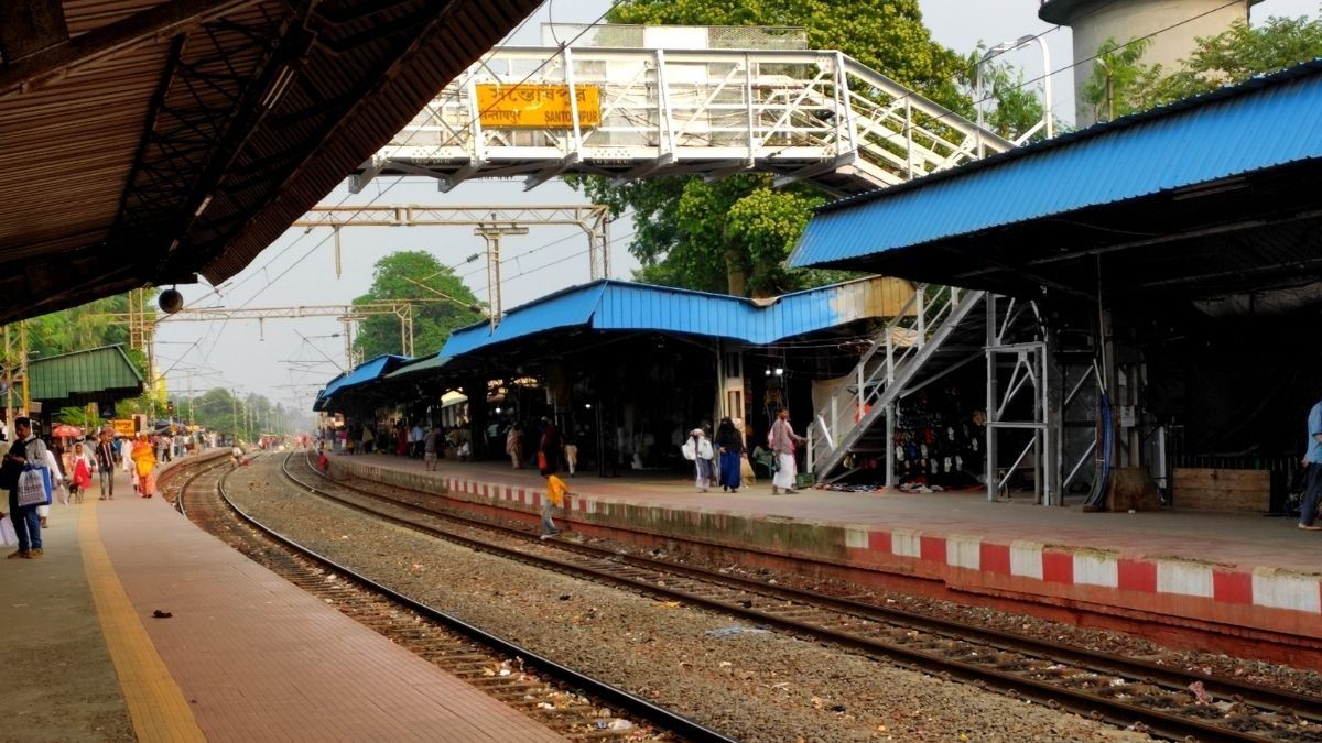 সন্তোষপুর স্টেশনে আগুন, শিয়ালদা-বজবজ শাখায় ট্রেন চলাচল বিপর্যন্ত
