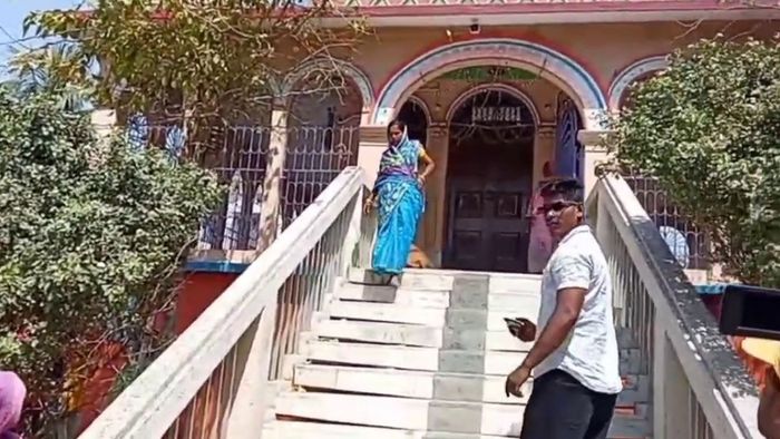 দলিতদের শিবমন্দিরে ঢুকতে না দেওয়ার অভিযোগ, কাটোয়ার গ্রামে পুলিশ মোতায়েন