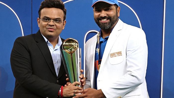 আন্তর্জাতিক ক্রিকেট কাউন্সিলের (আইসিসি) চেয়ারম্যান জয় শাহ (বামে) ভারতের অধিনায়ক রোহিত শর্মাকে বিজয়ী ট্রফি প্রদান করছেন