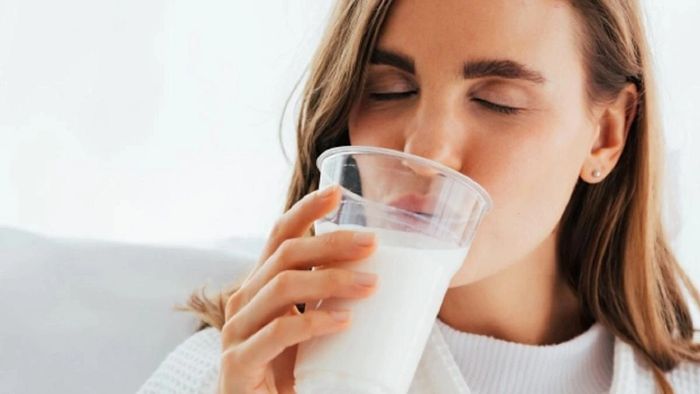 রাতে ঘুমনোর আগে গরম দুধের উপকারিতা