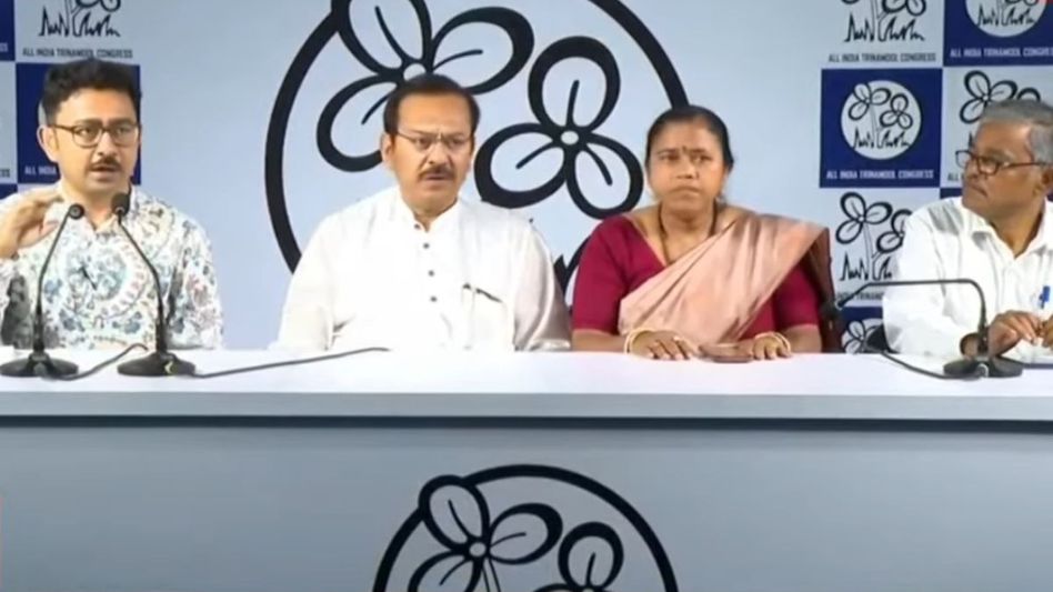 ভোটমুখী বাংলায় দল-বদল শুরু, তৃণমূলে যোগ দিলেন BJP বিধায়ক ভোটমুখী বাংলায় দল-বদল শুরু, তৃণমূলে যোগ দিলেন BJP বিধায়ক