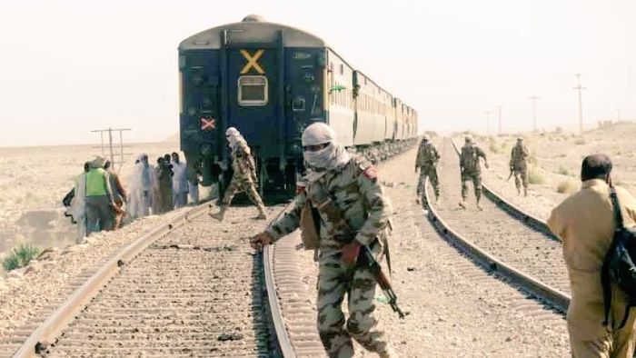 ট্রেনে আত্মঘাতী জ্যাকেট পরে বসে আছে BLA বোমারুরা, বেকায়দায় পাকিস্তান সেনা