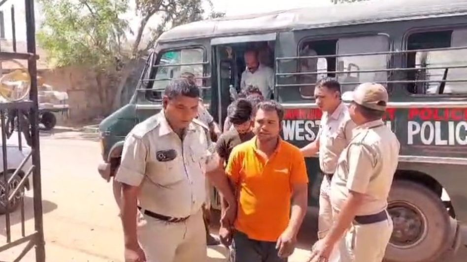 বালি পাচার নিয়ে বিবাদ! বাঁকুড়ায় পুলিশ ক্যাম্পে হামলায় আহত ৩, ধৃত ৭ হামলাকারী বালি পাচার নিয়ে বিবাদ! বাঁকুড়ায় পুলিশ ক্যাম্পে হামলায় আহত ৩, ধৃত ৭ হামলাকারী