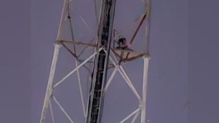 প্রেমিকাকে পেতে মোবাইল টাওয়ারে চড়লেন যুবক