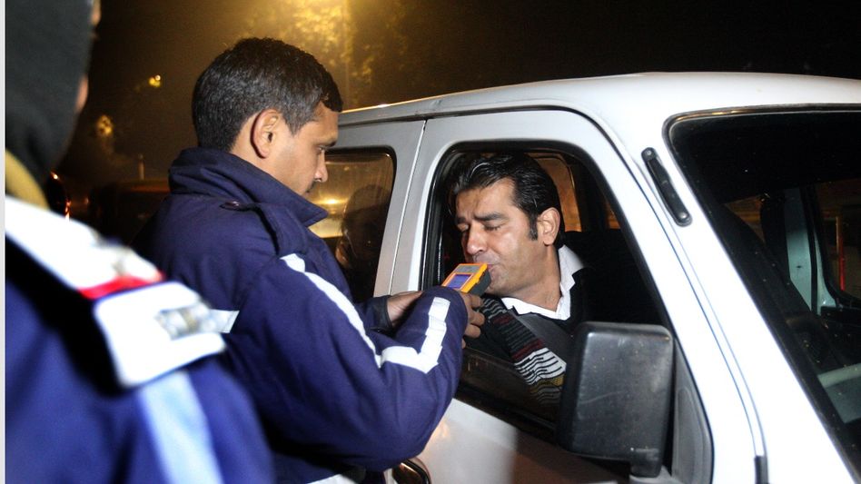 ট্র্যাফিকে সব ফাইন বাড়ল ১০ গুণ, কোন আইন ভাঙলে কত জরিমানা? রইল ট্র্যাফিকে সব ফাইন বাড়ল ১০ গুণ, কোন আইন ভাঙলে কত জরিমানা? রইল