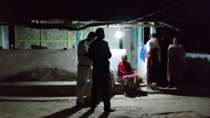 স্থানয়ীদের সঙ্গে কথা বলছেন পুলিশ আধিকারিকরা।