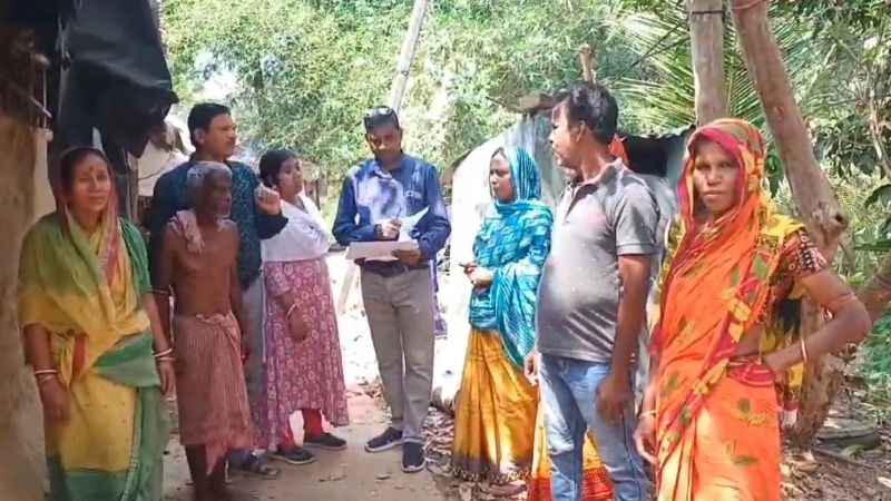 আবাসের ৬০ হাজার পেয়েও বাড়ি তৈরিতে 'অনীহা', মেদিনীপুরে পরিদর্শনে গিয়ে অবাক প্রশাসন