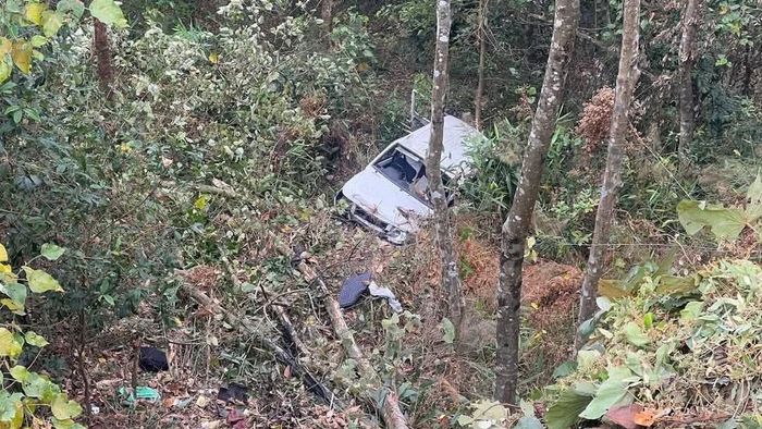 পাহাড়ে খাদে পড়ল পর্যটবোঝাই গাড়ি, মৃত ২ জখম একাধিক