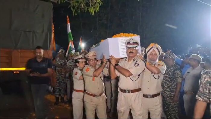 রাষ্ট্রীয় সম্মানে শহিদের শেষকৃত্য।-ভিডিও থেকে নেওয়া ছবি