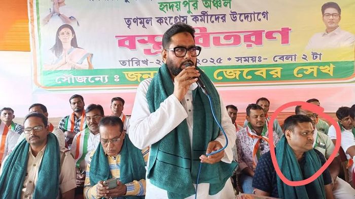 তৃণমূলের উত্তরীয় গলায় ইফতারে থানার আইসি।-ফাইল ছবি