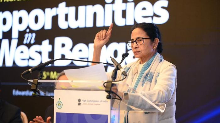 লন্ডনে দাঁড়িয়ে অবাঙালি শিল্পপতিদের বিনিয়োগে আহ্বান মমতার