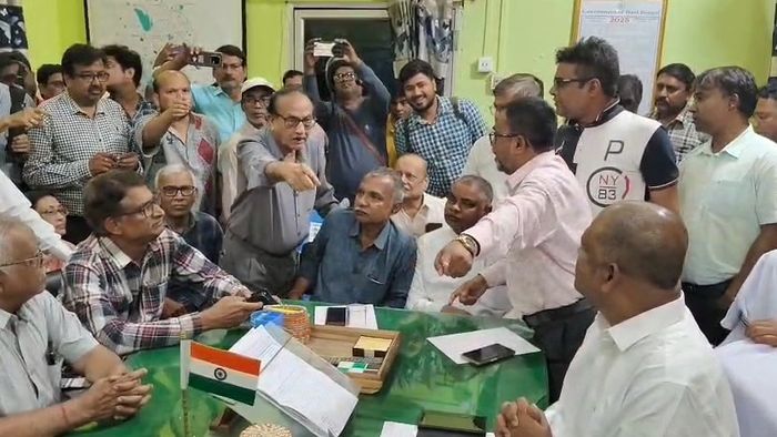 পুরসভা ঘেরাও করে ক্ষোভে ফেটে পড়লেন বাসিন্দারা। ফাইল ছবি