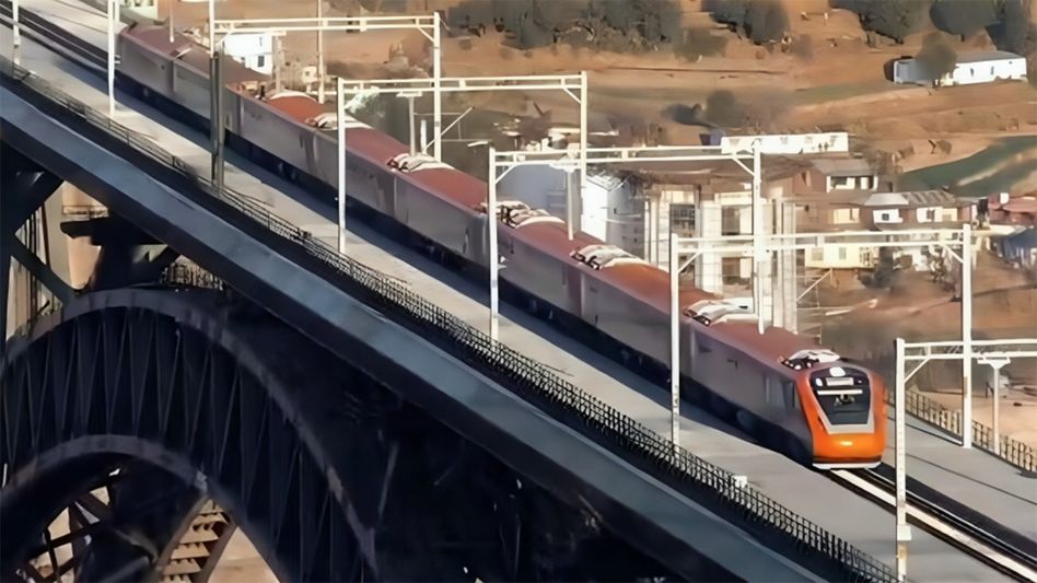 কাশ্মীরের সঙ্গে জুড়ে যাচ্ছে গোটা দেশ, চালু হচ্ছে নতুন বন্দে ভারত এক্সপ্রেস, কবে থেকে? কাশ্মীরের সঙ্গে জুড়ে যাচ্ছে গোটা দেশ, চালু হচ্ছে নতুন বন্দে ভারত এক্সপ্রেস, কবে থেকে?