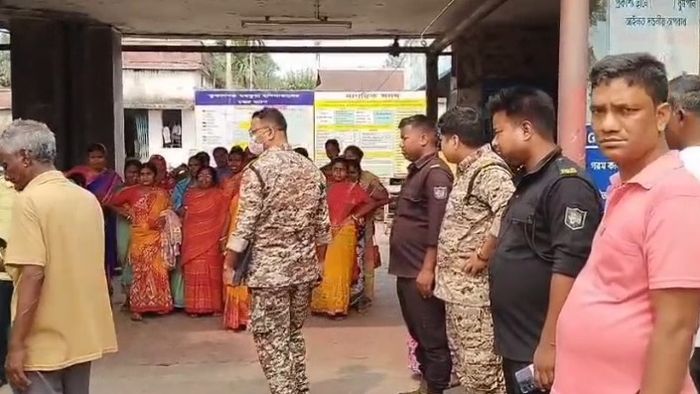 বৃদ্ধাকে লাথি-ঘুষি বউমা ও নাতির, হাসপাতালে মৃত্যু