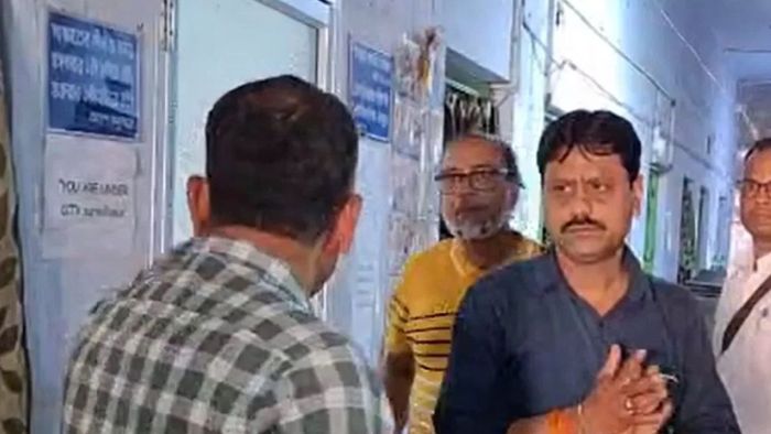 'ফ্যান নেই, গরমে ৪০ মিনিট বসিয়ে রেখেছে' সরকারি অফিসে গিয়ে চেঁচামেচি BJP বিধায়কের