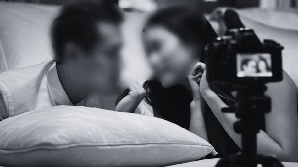 মডেল ভাড়া করে বাড়িতে পর্নোগ্রাফি শুটিং, নয়ডায় দম্পতি গ্রেফতার, ১৫.৬৬ কোটি টাকা উদ্ধার মডেল ভাড়া করে বাড়িতে পর্নোগ্রাফি শুটিং, নয়ডায় দম্পতি গ্রেফতার, ১৫.৬৬ কোটি টাকা উদ্ধার