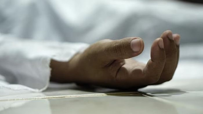 চারু মার্কেটের বন্ধ ফ্ল্যাট থেকে পরিচারকের রক্তাক্ত দেহ উদ্ধার, রহস্য