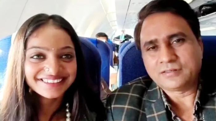 ভাইরাল কুম্ভ গার্ল মোনালিসার সঙ্গে পরিচালক সনোজ মিশ্র। ফাইল ছবি