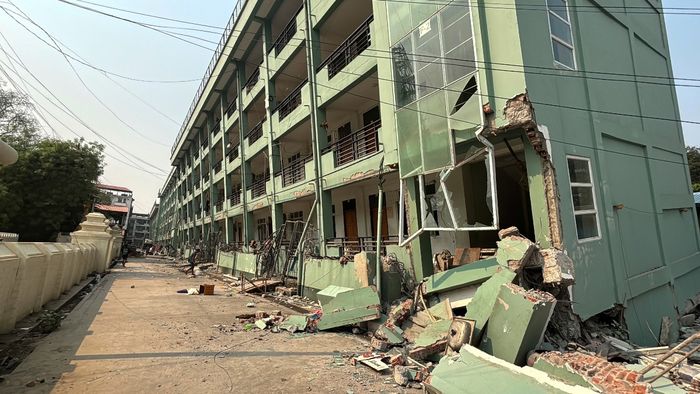 হেলে পড়েছে আস্ত বাড়ি