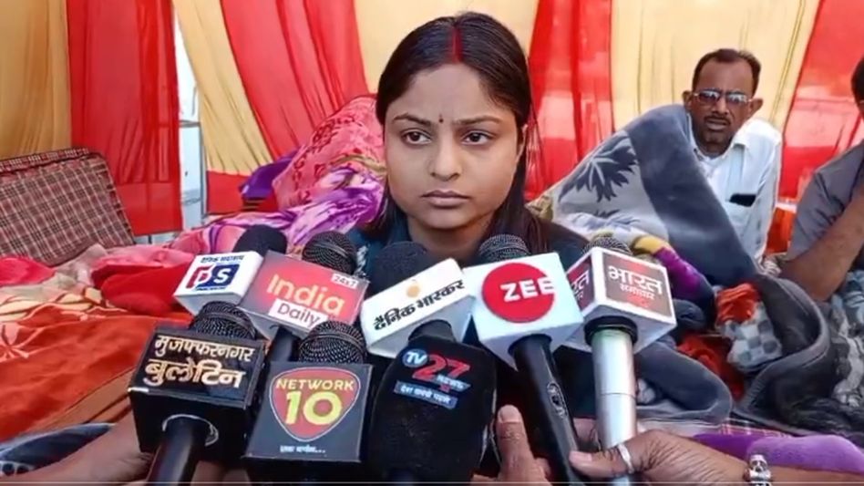 হানিমুনে গিয়ে চেনা স্বামী হয়ে গেল 'আসামি', শ্বশুরবাড়ির সামনে ধর্নায় নববধূ হানিমুনে গিয়ে চেনা স্বামী হয়ে গেল 'আসামি', শ্বশুরবাড়ির সামনে ধর্নায় নববধূ