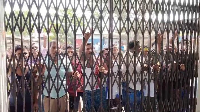 মনমোহনপুর ফেরিঘাটে বিক্ষোভ যাত্রীদের