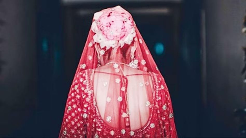 নববধূ ফুলশয্যার রাতে বরকে কাছেই ঘেঁষতে দিলেন না, 'সিক্রেট' জেনেই থানায় ছুটলেন যুবক নববধূ ফুলশয্যার রাতে বরকে কাছেই ঘেঁষতে দিলেন না, 'সিক্রেট' জেনেই থানায় ছুটলেন যুবক