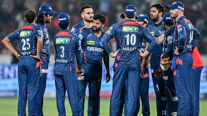 আইপিএল ২০২৫-এর সংঘর্ষে এসআরএইচ-এর ইশান কিষাণের উইকেট নেওয়ার পর সতীর্থদের সাথে উদযাপন করছেন এলএসজির তারকা পেসার শার্দুল ঠাকুর (সি) আইপিএল ২০২৫-এর সংঘর্ষে এসআরএইচ-এর ইশান কিষাণের উইকেট নেওয়ার পর সতীর্থদের সাথে উদযাপন করছেন