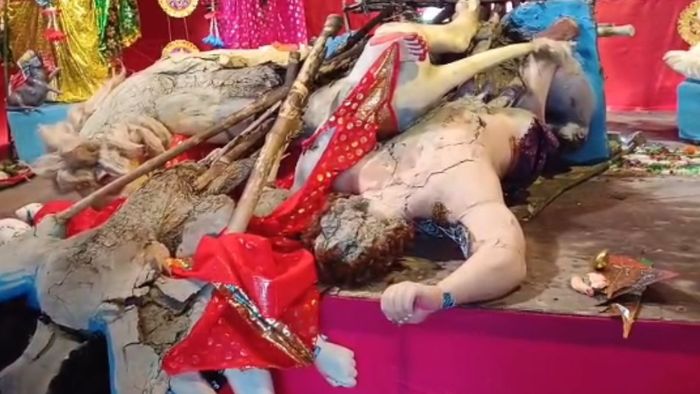 গোবরডাঙায় বাসন্তী পুজোর প্যান্ডেলে আগুন, উল্টে গেল মূর্তিও